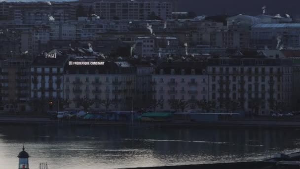 Bilar Kör Sjön Vattnet Luta Upp Avslöjar Byggnader Morgonstaden Och — Stockvideo