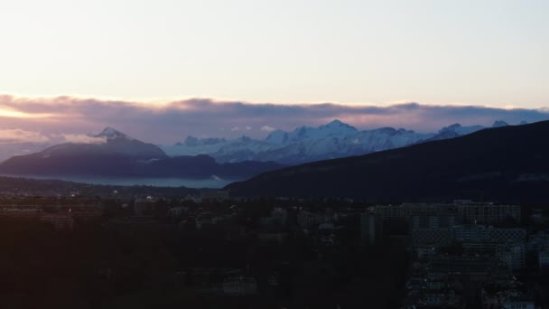 Panoramablick Auf Apls Über Der Stadt Bei Sonnenaufgang Schneebedeckter Bergrücken — Stockvideo