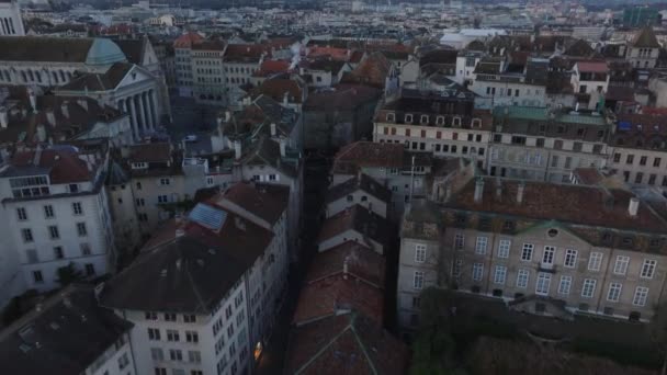 오래된 마을의 역사적인 주택의 기울어 풍경을 드러냅니다 제네바 스위스 — 비디오
