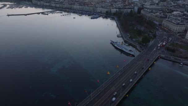 Високий Кут Огляду Автомобілів Проходять Мосту Над Водою Нахил Відкриває — стокове відео