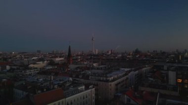 Alacakaranlıkta şehir merkezinin üzerinde uç. Popüler Berlinli Fernsehturm uzakta. Berlin, Almanya.