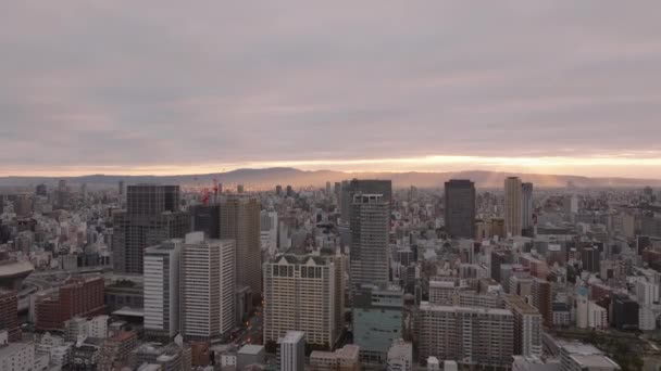 Panoramiczny Widok Metropolię Budynki Miejskich Dzielnicach Wschodzące Słońce Oświetlone Dzielnicach — Wideo stockowe