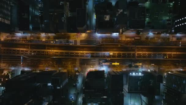 Gece Şehrinde Düşük Trafiğin Kuş Bakışı Görüntüsü Şehir Mahallesinden Geçen — Stok video