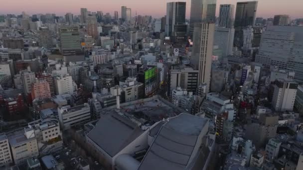 バンカムラ美術館の上空を飛行する トワイライトスカイに対する渋谷地区の建物の空中観察 東京都 — ストック動画