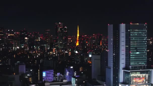 Oświetlona Wieża Tokio Otoczona Nowoczesnymi Budynkami Przesuwne Ujawnienie Wysokich Wież — Wideo stockowe