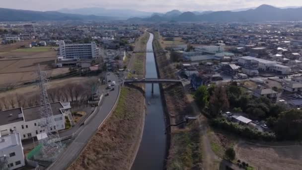 Widok Powietrza Pojazdów Jadących Drogach Przechodzących Przez Most Przez Wąską — Wideo stockowe