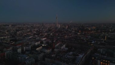 Büyük şehrin hava indirme görüntüleri. Mitte bölgesindeki evlerin panoramik görüntüleri, arka planda uzun Berlinli Fernsehturm. Berlin, Almanya.