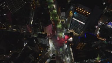 Geceleri şehrin üstünde uç. Metropolis 'teki caddelerin ve şehir gelişiminin yüksek açılı görüntüsü. Tokyo, Japonya.
