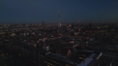 Gün batımından sonra şehir merkezindeki binaların hava panoramik görüntüleri. Mitte ilçesi ve Fernsehturm 'un akşam manzarası arka planda. Berlin, Almanya.