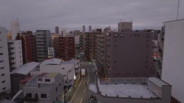 Modern şehrin sokaklarında bisiklet sürenin izini sürüyorum. Japonya 'nın Osaka kentindeki çok katlı apartman evleri.