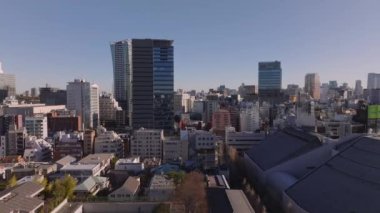 Şehirdeki yoğun şehir gelişiminin havadan görüntüsü. Şehir merkezindeki modern çok katlı apartman. Tokyo, Japonya.