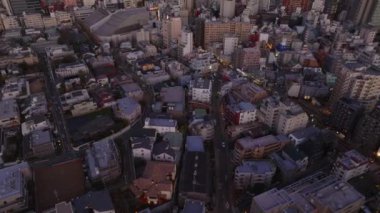 Yollar yerleşim yerlerinin üzerinde uçar. Şehirdeki yüksek manzaralı evler ve apartmanlar. Tokyo, Japonya.