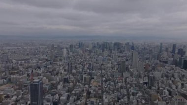 Modern metropolün güzel panoramik manzarası. Şehir merkezinde yüksek binaları olan büyük bir şehir. Osaka, Japonya.