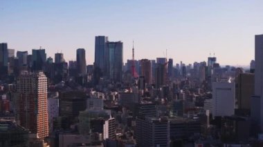 Modern yüksek katlı ofis ya da açık gökyüzüne karşı şehir merkezindeki binalar. Tokyo Kulesi 'nin kırmızı kafes yapısı. Tokyo, Japonya.