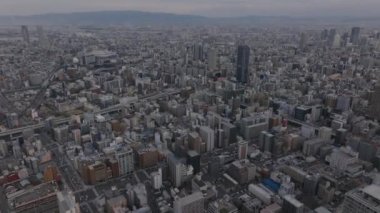 Metropolün havadan panoramik görüntüsü. Şehir merkezindeki konut binaları. Osaka Kubbesi uzakta. Osaka, Japonya.