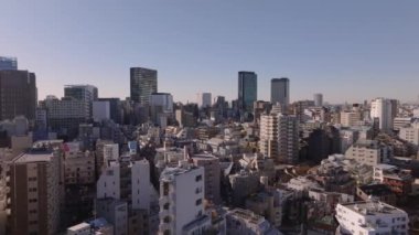 Metropolis 'teki yerleşim yerinin üzerinden uç. Şehirdeki çok katlı apartmanlar. Tokyo, Japonya.