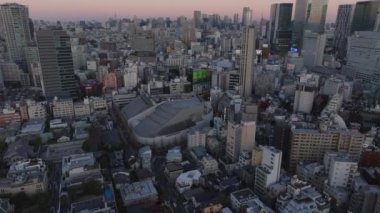 Bunkamura sanat galerisinin şehir gelişimiyle çevrili hava görüntüleri. Akşam karanlığında şehir manzarası. Tokyo, Japonya.