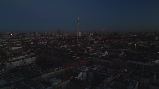 Pozpátku Letí Nad Večerním Městem Letecký Panoramatický Výhled Metropoli Soumraku — Stock video