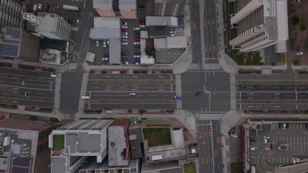 Sieć Drogowa Metropolis Widok Góry Samochody Przejeżdżające Przez Skrzyżowanie Ulice — Wideo stockowe