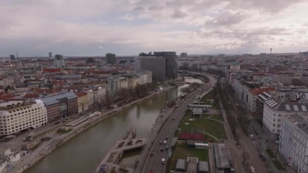 Nagranie Lotnicze Budynków Wielokondygnacyjnych Wzdłuż Rzeki Mieście Pojazdy Poruszające Się — Wideo stockowe