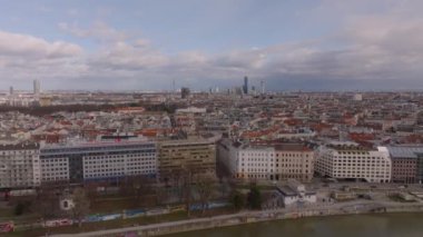 Büyük şehirdeki binaların havadan panoramik görüntüsü. Ringturm gökdeleninin geriye doğru görüntüsü. Viyana, Avusturya, 2 Aralık 2023