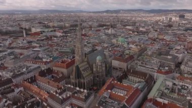 St. Stephens Katedrali 'nin hava görüntüleri. Ünlü Stephansdom, gotik tarzda büyük bir kilise, şehir merkezindeki binalarla çevrili. Viyana, Avusturya, 2 Aralık 2023