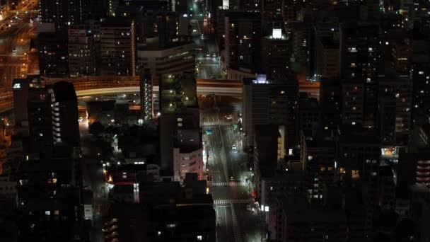 거리에서 트래픽의 부동산에서 스토리 건물을 드러내는 오사카 — 비디오