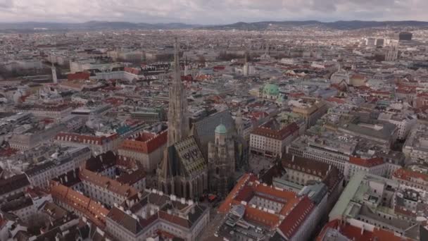 Stephens Cathedral의 유명한 Stephansdom 양식의 도심의 건물로 둘러싸여 있습니다 비엔나 — 비디오