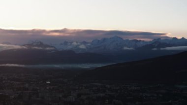 Gün doğumunda bulutlara karla kaplı yüksek dağların panoramik manzarası. Mont Blanc Massif Sabah Şehri 'nin üstünde. Cenevre, İsviçre.