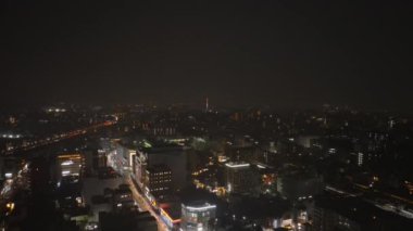Gece şehrinin hava indirme görüntüleri. Sokaklar ve karanlıkta parlayan çok katlı binalar. Kyoto, Japonya.