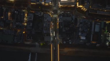 Gece şehri boyunca giden otobüslerin izini sürüyorum. Şehir merkezindeki caddelerin en aşağısındaki araçların çekimleri. Kyoto, Japonya.
