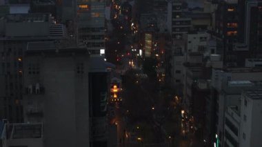 Geceleri cadde boyunca çok katlı binalar. Şehir merkezindeki şehir gelişiminin havadan görüntüsü. Kyoto, Japonya.