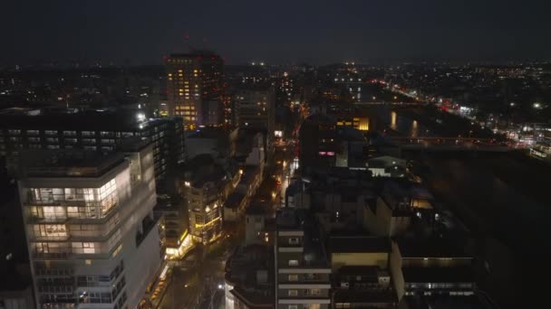 Gece Şehrindeki Çok Katlı Binaların Üzerinde Ilerliyorlar Aydınlatılmış Sokaklar Işıklı — Stok video