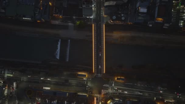 Высокий Угол Обзора Освещенного Автодорожного Моста Через Реку Ночью Городе — стоковое видео