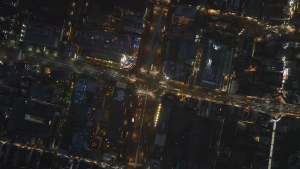 晚上城市市区街道和建筑物的空中摄像 夜市大道上交通的高角度视图 日本京都 — 图库视频影像
