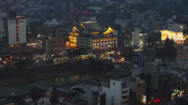 Zjeżdżalnia Lotnicza Zdjęcie Patelni Oświetlonego Zabytkowego Budynku Teatru Minamiza Ruchliwej — Wideo stockowe