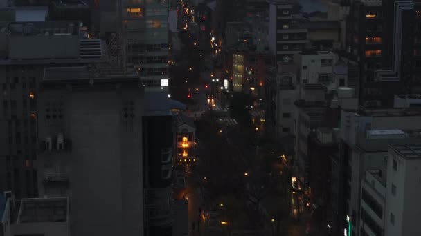 夜の街路沿いの多様な建物 都市部における都市開発の空中展望 — ストック動画