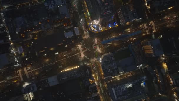 Şehir Merkezindeki Kavşaklardan Geçen Arabaların Kuş Bakışı Görüntüleri Gece Kentinde — Stok video