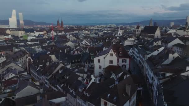 日没後の市内中心部の古い家屋の空中観察 街の歴史的な部分での観光 バーゼル スイス — ストック動画