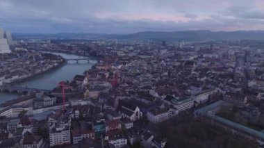 Ren Nehri yakınlarındaki eski kasabanın havadan panoramik manzarası. Akşam karanlığında şehir manzarası. Basel, İsviçre.