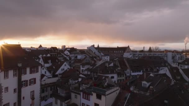 Vorne Fliegen Sonnenuntergang Historische Mehrstöckige Häuser Der Altstadt Bewölkter Himmel — Stockvideo