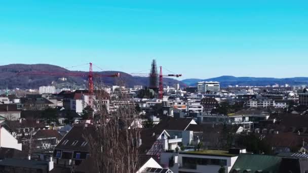 Vorwärts Fliegen Über Häuser Stadtvierteln Paar Turmdrehkrane Und Kirchturm Unter — Stockvideo