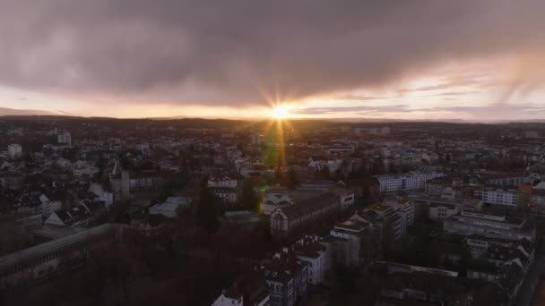 Romantik Günbatımına Karşı Şehrin Havadan Panoramik Görüntüsü Son Güneş Işınları — Stok video