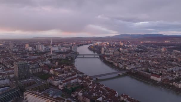 Сумерках Над Рейном Пролетают Форварды Мосты Городе Плотное Развитие Города — стоковое видео