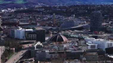 Şehir merkezindeki binaların hava görüntüleri. Eski Markethalle şehir simgesi ve tren istasyonu. Basel, İsviçre.