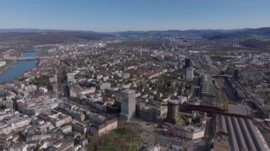 Şehrin üstünden uç. Şehir ilçelerinin, nehir ve demiryolu altyapısının hava panoramik manzarası. Basel, İsviçre.