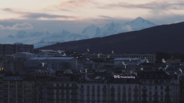 Vzdušný Pohled Budovy Městě Mont Blanc Hory Masivní Proti Zatažené — Stock video