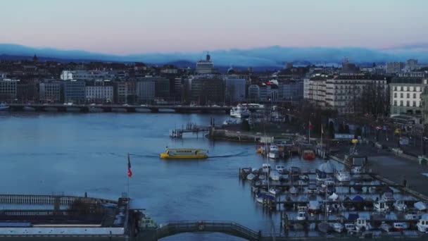 Лодка Проходит Женевскому Озеру Утром Акватория Городе Автомобили Едут Мосту — стоковое видео