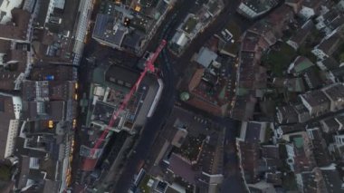 Eski şehrin sokaklarında dar virajlarda birbirinin yanından geçen tramvay birimlerinin kuş bakışı görüntüleri. Basel, İsviçre.