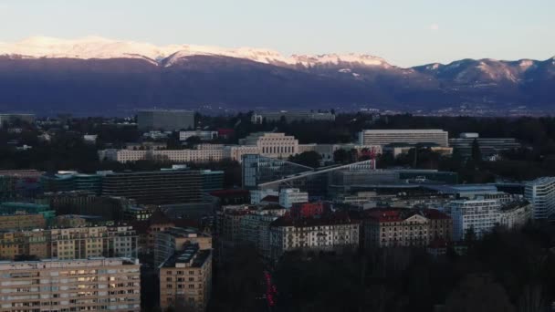 Luchtfoto Van Palais Des Nations Moderne Commerciële Gebouwen Stadsdeel Sneeuwtoppen — Stockvideo